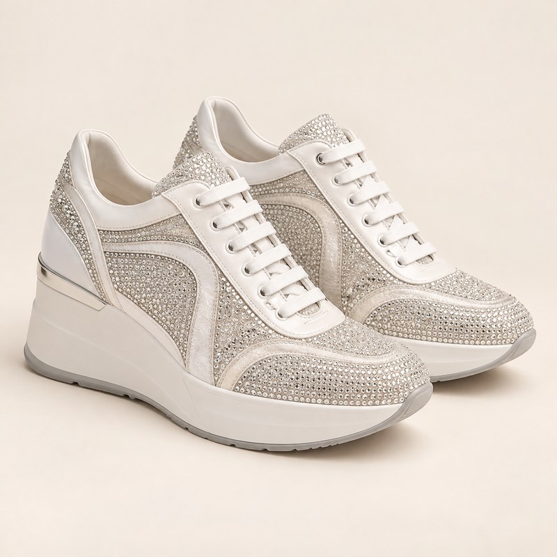 Xtra White And Silver Sneaker 15 — AI से निर्मित चित्र